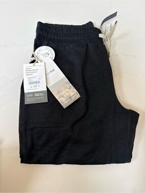 Vuori women’s joggers- black